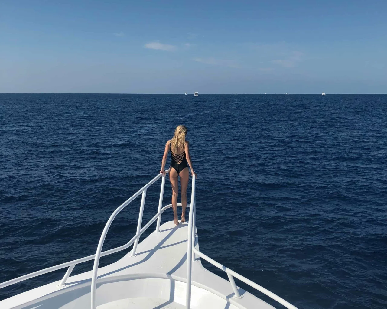 Frau auf Vorderseite von Yacht