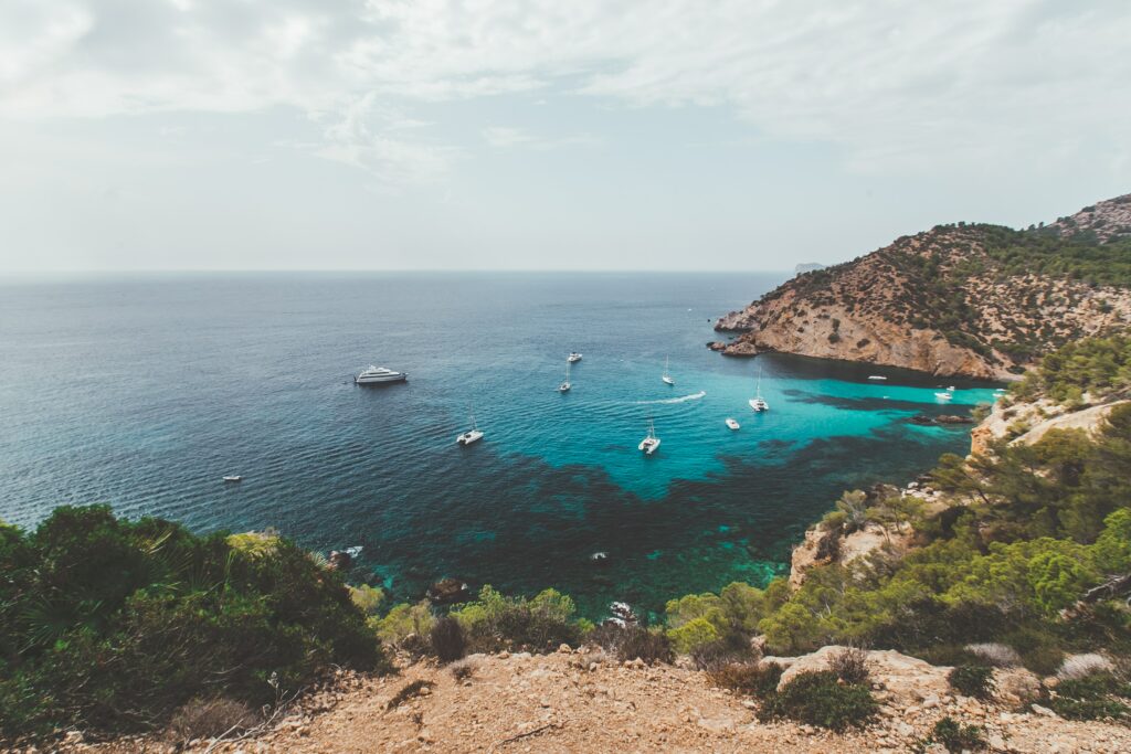 Bucht in Mallorca mit Booten und Yachten