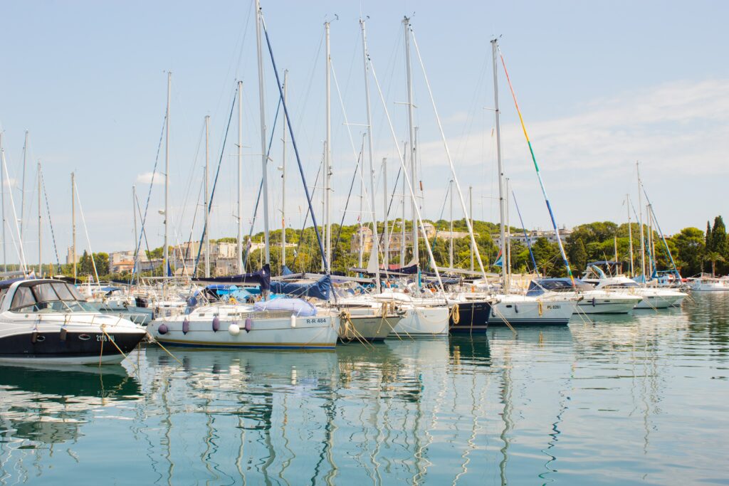 Die schöne Marina in Pula in Kroatien ist auf dem Bild zu sehen und lädt ein zum Yacht mieten in Kroatien.