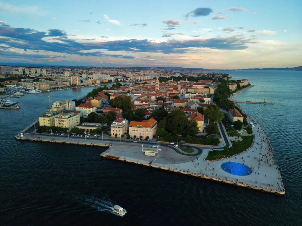 Eine Drohnenaufnahme der historischen Küstenstadt Zadar in Kroatien.