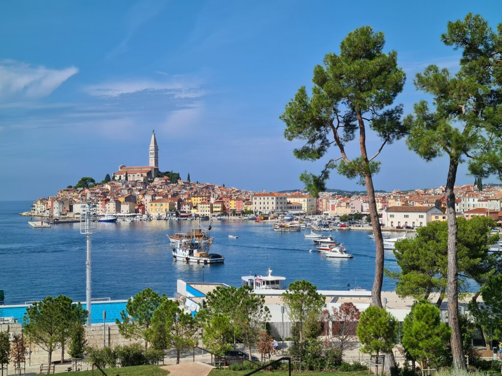 Eine malerische Küstenstadt in Kroatien namens Rovinj ist auf dem Bild zu sehen. Hier kann man wunderbar eine Yacht mieten in Kroatien.